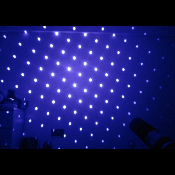 Лазерна указка (лазерний вказівник) 10000МВт синя з насадками Laser Blue YXB 008 Лазерна указка (лазерний вказівник) 10000МВт синя з насадками Laser Blue YXB 008